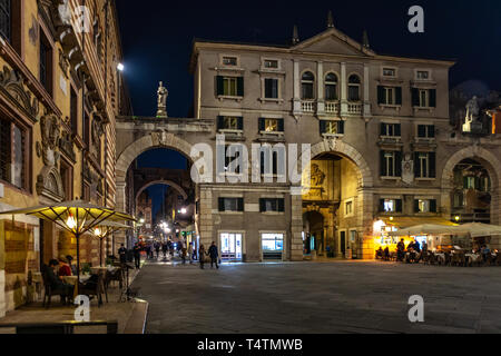 Verona, Italien - März 2019. Piazza dei Signori, von bemerkenswerten Gebäuden umgeben, diese öffentliche Square verfügt über eine Statue von Dante Alighieri und Cafes. Ver Stockfoto