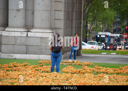 MADRID, Spanien - 17. April: Touristen fotografieren an der Puerta de Alcala bei Sonnenuntergang an einem bewölkten dayon April 17, 2019 in Madrid, Spanien. Stockfoto