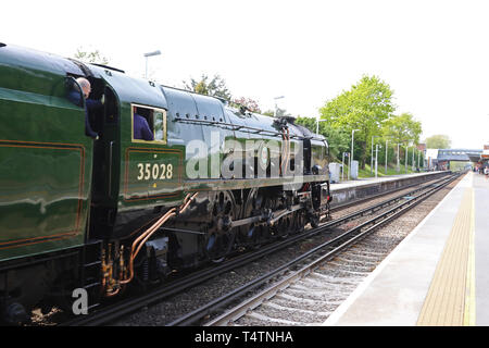 Handelsmarine Klasse 35028 Clan Leitung Dampflokomotive, Whitton Railway Station, London, UK, 18. April 2019, Foto von Richard Goldschmidt Stockfoto