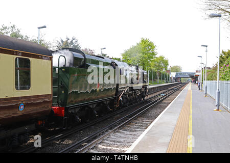 Handelsmarine Klasse 35028 Clan Leitung Dampflokomotive, Whitton Railway Station, London, UK, 18. April 2019, Foto von Richard Goldschmidt Stockfoto