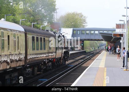 Handelsmarine Klasse 35028 Clan Leitung Dampflokomotive, Whitton Railway Station, London, UK, 18. April 2019, Foto von Richard Goldschmidt Stockfoto