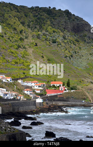 Die traditionellen Weinberge an den Hängen des Sao Lourenco's Bay, im Osten die Küste von Santa Maria, Azoren Stockfoto