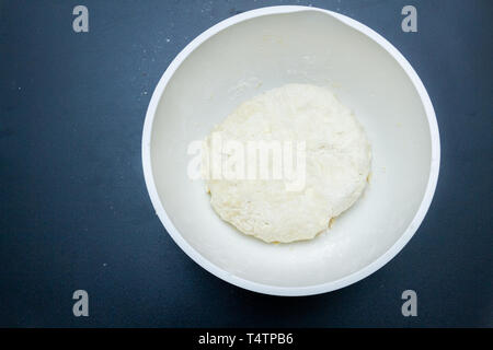 Raw gemischt Teig in eine Schüssel liegt Stockfoto