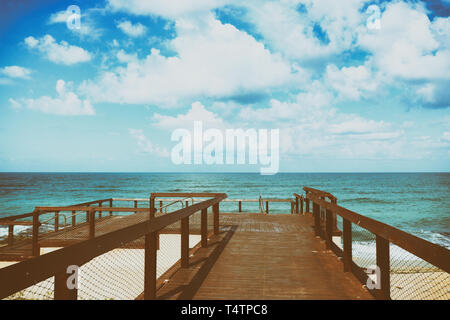 Hintergrund Foto Strand, Holzdeck und Wellen. Stockfoto