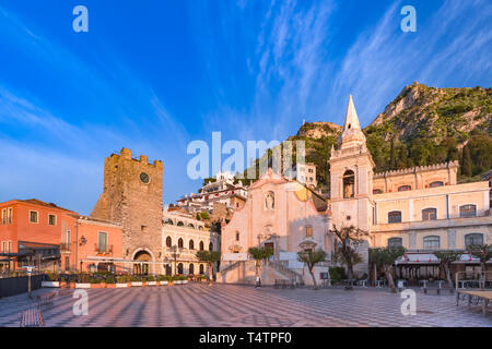 Morgenplatz Piazza IX Aprile mit der Kirche San Giuseppe und dem Uhrturm, Taormina, Sizilien, Italien Stockfoto