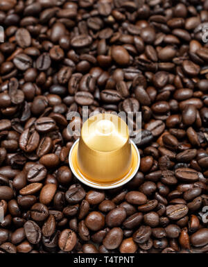 Golden/Kapsel auf dem gerösteten Kaffeebohnen für den Einsatz an die Nespresso Maschine, (Kopieren). Stockfoto