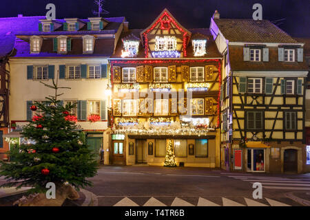 Traditionellen elsässischen Fachwerkhäuser in der Altstadt von Colmar, eingerichtet und verschneiten Weihnachtsnacht, Elsass, Frankreich Stockfoto