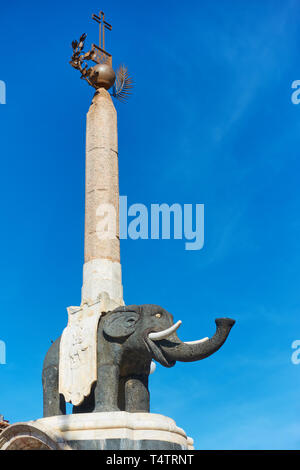 Schwarz elpehant mit Obelisk auf der Rückseite der Piazza del Duomo in Catania - Symbol der Stadt Catania, Italien. Von dem Architekten Giovanni Batti erstellt Stockfoto