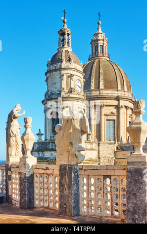 Kuppeln und Türme der Hl. Agatha Kathedrale in Catania, Sizilien, Italien Stockfoto