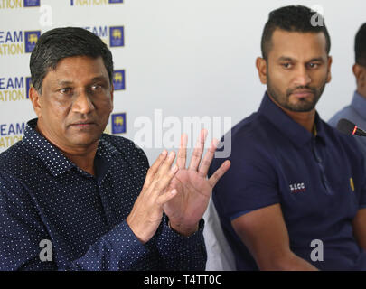 Colombo, Sri Lanka. 18 Apr, 2019. Sri Lanka Cricket Vorsitzender der Selektor Ashantha de Mel (L) spricht als neu ernannte Kapitän (ODI) Dimuth Karunaratne (C) sieht bei einer Pressekonferenz in Colombo, Sri Lanka, Donnerstag, 18 April, 2019. Sri Lanka am 18. April gedumpten etablierten Stars, darunter auch der ehemalige Kapitän Dinesh Chandimal aus der Tag Team in einem Masse clearout Für die Wm. Credit: Pradeep Dambarage/Pacific Press/Alamy leben Nachrichten Stockfoto