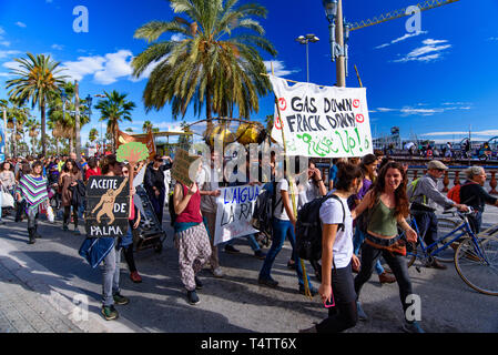 Menschen gegen Luftverschmutzung und Klimawandel auf die Straße in Barcelona, Spanien protestieren Stockfoto