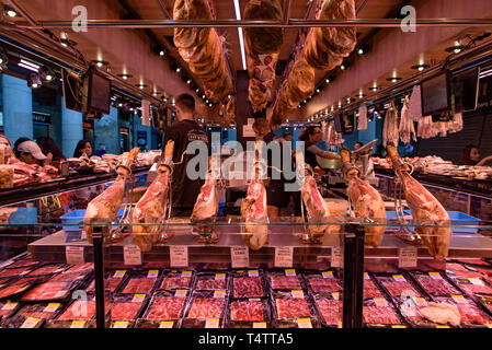 Die verkaufsstände Jamón Serrano, die Trocken-cured Spanischen Schinken mit Iberischen Schweinen, in Barcelona, Spanien Stockfoto