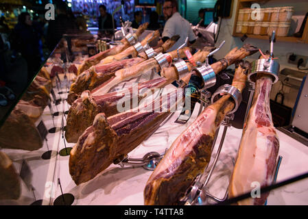 Die verkaufsstände Jamón Serrano, die Trocken-cured Spanischen Schinken mit Iberischen Schweinen, in Barcelona, Spanien Stockfoto