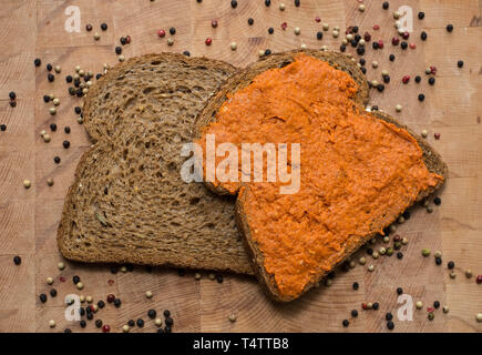 Braun Sandwich mit Filet americain auf Holz, American Filet, Kuh Fleisch und Pfeffer close-up Stockfoto