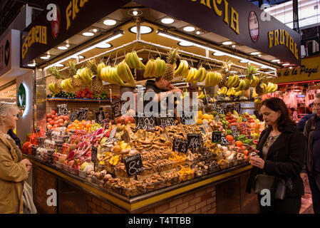 Obst stände in den Mercat de Sant Josep de la Boqueria, einen typischen spanischen Markt in Barcelona, Spanien Stockfoto
