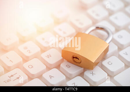 Sicherheitskonzept mit Metall Schloss auf dem Computer Tastatur Stockfoto