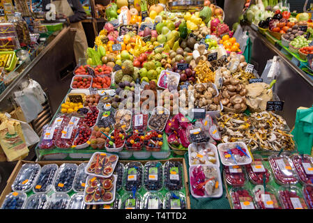 Obst stände in den Mercat de Sant Josep de la Boqueria, einen typischen spanischen Markt in Barcelona, Spanien Stockfoto