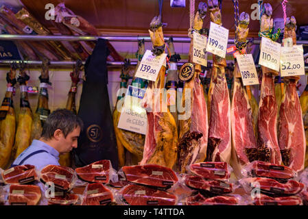 Die verkaufsstände Jamón Serrano, die Trocken-cured Spanischen Schinken mit Iberischen Schweinen, in Barcelona, Spanien Stockfoto