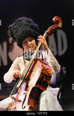 Nina Garenetska mit ukrainischen Band, dakha Brakha im WOMAD-Festival, Charlton Park, UK, 27. Juli 2014. Stockfoto