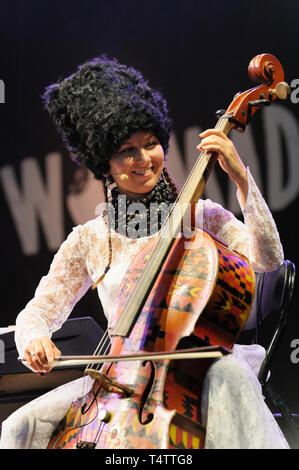 Nina Garenetska mit ukrainischen Band, dakha Brakha im WOMAD-Festival, Charlton Park, UK, 27. Juli 2014. Stockfoto