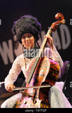 Nina Garenetska mit ukrainischen Band, dakha Brakha im WOMAD-Festival, Charlton Park, UK, 27. Juli 2014. Stockfoto