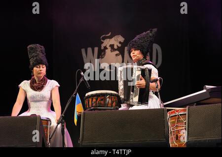 Olena Tsibulska und Iryna Kovalenko mit ukrainischen Band, dakha Brakha im WOMAD-Festival, Charlton Park, UK, 27. Juli 2014. Stockfoto