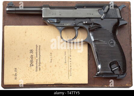 Eine Walther P38, Code "ac 41', mit Holster und Karton, der so genannte erste Version mit 'Wechselstrom' auf Folie und Abzugsbügel, cal. 9 mm Parabellum, nein. 778 ein. Übereinstimmende Nummern. Fast hell Bohrung. Verschiedene Akzeptanzzeichen eagle/'359'. Die komplette original hochglanzpolierte Blaufärbung mit minimalem Verschleiß Markierungen auf der Folie. Makellose dunkelbraun Bakelit grip Panels. Zeitschrift. In der Nähe von Minze Minze Gesamtzustand. Kommt mit einem near mint Hartschalentasche aus 1941 mit Abnahme Marke Eagle/"WaA 101". Gurtband und Nähte in Ordnung. Ersatzteile Magazin enthalten. Weitere, eine braune, leicht Knocke, Editorial-Use - Nur Stockfoto