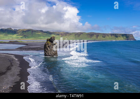 Blick von Dyrholaey Landzunge am Strand Reynisfjara in Island Stockfoto