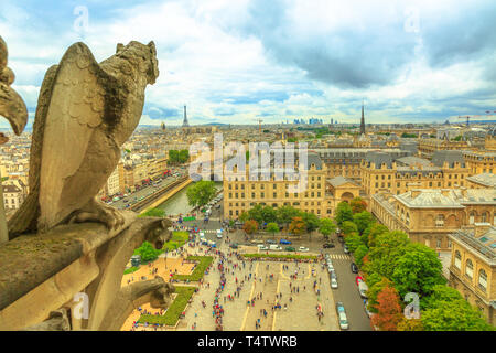 PARIS, FRANKREICH - 2. JULI 2017:Wasserspeier der Kathedrale Notre Dame aus der Luft auf die Skyline von Paris. Paris Hauptstadt von Frankreich. Draufsicht auf die Gotik Stockfoto