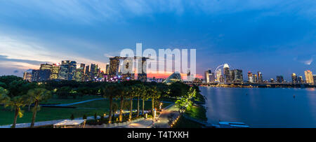 Singapur Skyline Stadtbild und Sonnenuntergang auf Marina Bay in der Dämmerung. Panoramablick. Genommen Foto auf Marina Barrage. Stockfoto