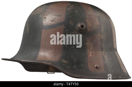 Ein stahlhelm M16 mit Camouflage Paint. Feld - Grau lackierter Stahl Schale mit modernen Tarnung Malen mit Erde braune und grüne Flecken abgegrenzt in Schwarz, innen mit einem Stempel "ET 64" für das hüttenwerk Thale. Das Leder Polsterung der Innenauskleidung mit schwarzem Leder Streifen beigefügt (ein Pad lose). Helm Riemen fehlt. historischen, historische, 20. Jahrhundert, 1910 s, Ersten Weltkrieg/WWI, Weltkrieg, Weltkriege, Additional-Rights - Clearance-Info - Not-Available Stockfoto