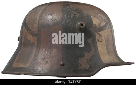 Ein stahlhelm M16 mit Camouflage Paint. Feld - Grau lackierter Stahl Schale mit modernen Tarnung Malen mit Erde braune und grüne Flecken abgegrenzt in Schwarz, innen mit einem Stempel "ET 64" für das hüttenwerk Thale. Das Leder Polsterung der Innenauskleidung mit schwarzem Leder Streifen beigefügt (ein Pad lose). Helm Riemen fehlt. historischen, historische, 20. Jahrhundert, 1910 s, Ersten Weltkrieg/WWI, Weltkrieg, Weltkriege, Additional-Rights - Clearance-Info - Not-Available Stockfoto