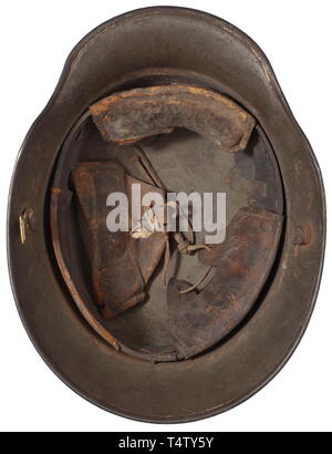 Ein stahlhelm M16 mit Camouflage Paint. Feld - Grau lackierter Stahl Schale mit modernen Tarnung Malen mit Erde braune und grüne Flecken abgegrenzt in Schwarz, innen mit einem Stempel "ET 64" für das hüttenwerk Thale. Das Leder Polsterung der Innenauskleidung mit schwarzem Leder Streifen beigefügt (ein Pad lose). Helm Riemen fehlt. historischen, historische, 20. Jahrhundert, 1910 s, Ersten Weltkrieg/WWI, Weltkrieg, Weltkriege, Additional-Rights - Clearance-Info - Not-Available Stockfoto