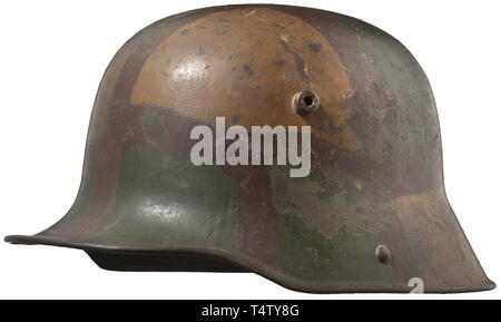 Ein stahlhelm M16 mit Camouflage Paint. Feld - Grau lackierter Stahl Schale mit zeitgenössischen camouflage Farbe in die Erde braun und grün, braun abgegrenzt. Der Innenraum eingestanzt ist Ich 66' für die eisenhütte Silesia, das Innenfutter komplett mit Leder inneren Ring und drei Leder Pads erhalten. Helm Riemen fehlt. historischen, historische, 20. Jahrhundert, 1910 s, Ersten Weltkrieg/WWI, Weltkrieg, Weltkriege, Additional-Rights - Clearance-Info - Not-Available Stockfoto