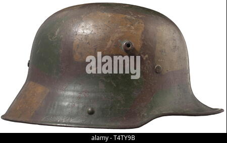 Ein stahlhelm M16 mit Camouflage Paint. Feld - Grau lackierter Stahl Schale mit zeitgenössischen camouflage Farbe in die Erde braun und grün, braun abgegrenzt. Der Innenraum eingestanzt ist Ich 66' für die eisenhütte Silesia, das Innenfutter komplett mit Leder inneren Ring und drei Leder Pads erhalten. Helm Riemen fehlt. historischen, historische, 20. Jahrhundert, 1910 s, Ersten Weltkrieg/WWI, Weltkrieg, Weltkriege, Additional-Rights - Clearance-Info - Not-Available Stockfoto