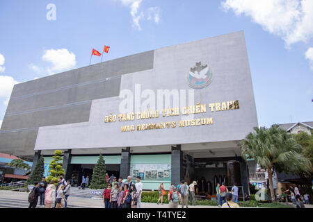 Ho Chi Minh City, Vietnam - 9. März 2019: Touristen am Eingang War Remnants Museum in Ho Chi Minh City oder Saigon, Vietnam. Stockfoto