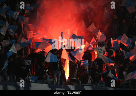 Napoli Fans auf den Tribünen während der UEFA Europa League Viertelfinale Rückspiel Match im Stadion San Paolo, Neapel. Stockfoto