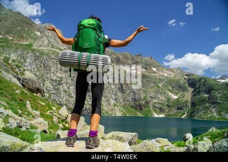 Trekker, Lago de Caillouas, Gourgs Blancs, Cordillera de Los Pirineos, Frankreich. Stockfoto