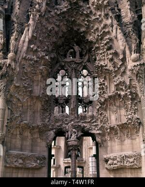 FACHADA DE LA PASION - DET PUERTA DE LA FE-VERTRETER LA ANUNCIACION - NATIVIDAD-CORONACION DE LA VIRGEN. Autor: Antonio Gaudi. Lage: SAGRADA FAMILIA. Spanien. Stockfoto