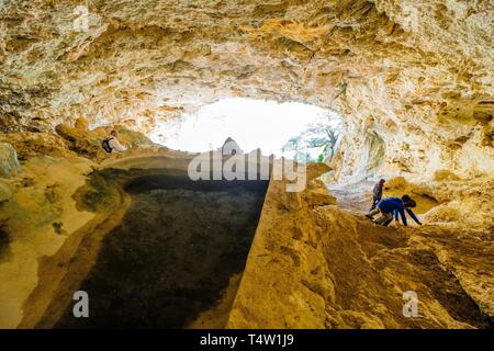 Estanque, Cova de Sant Antoni, Cingle d'en Cladera, Castillo de Alaró, Alaró, Serra de Tramuntana, Mallorca, Balearen, Spanien. Stockfoto