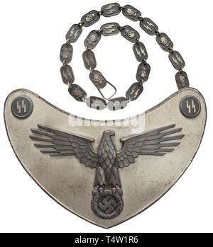 Ein GORGET M38 für SS Standardträger. Schirm aus Neusilber mit polierten Kanten, der Adler und die beiden Ecke Rosetten gesondert beantragt und patiniert, die Runen links in Silber. Auf der Rückseite zwei Halterungshaken für die Kette und eine Verhaftung haken gelocht' RZM M1/128" für Eugen Schmidhäussler, Pforzheim. Die grünen Filz liner ersetzt. Patiniert Kette, die mit wechselnden links bestehend aus SS-Runen und dem Tod Köpfe links versilbert. Kette, Länge 47 cm, der Schirm ca. 19,5 x 13 cm mit guten Patina und leichte Gebrauchsspuren. Von grösster Seltenheit. historischen, geschichtlichen, Editorial-Use - Nur Stockfoto