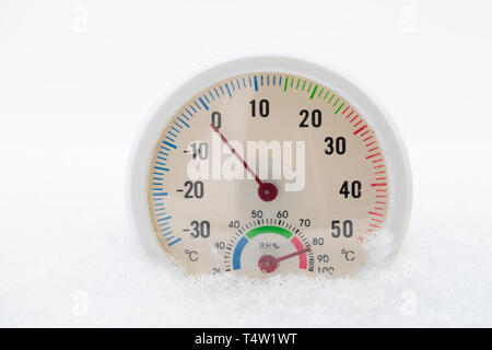 Thermometer auf Schnee zeigt niedrigen Temperaturen in Grad Celsius. Winter Temperatur messen. Stockfoto