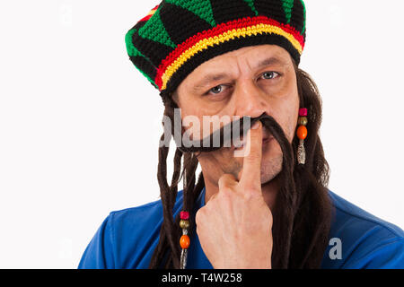 Ein verrückter Mann mit Dreadlocks Perücke - isoliert Stockfoto