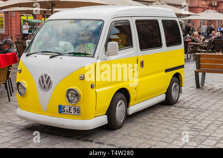 Heidelberg, Deutschland - Mai 16th, 2015: einen alten VW Bulli in der Marktplatz von Heidelberg. Stockfoto