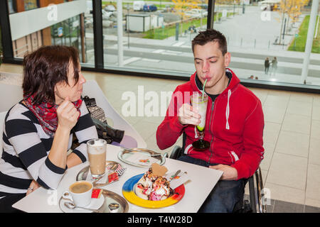 Mutter mit behinderten Sohn in eine Eisdiele Stockfoto