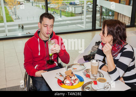 Mutter mit behinderten Sohn in eine Eisdiele Stockfoto