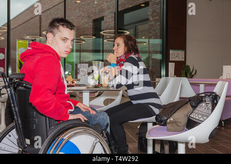 Mutter mit behinderten Sohn in eine Eisdiele Stockfoto