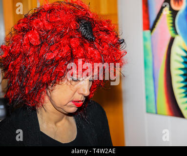 Eine Frau, gekleidet wie eine Hexe für Halloween oder Karneval Stockfoto