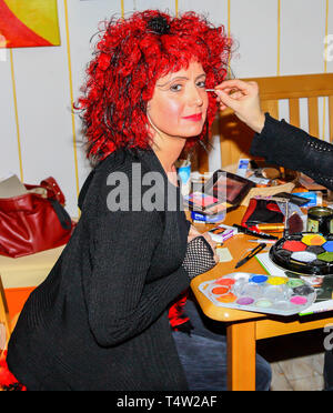 Eine Frau, gekleidet wie eine Hexe für Halloween oder Karneval Stockfoto