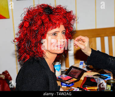 Eine Frau, gekleidet wie eine Hexe für Halloween oder Karneval Stockfoto